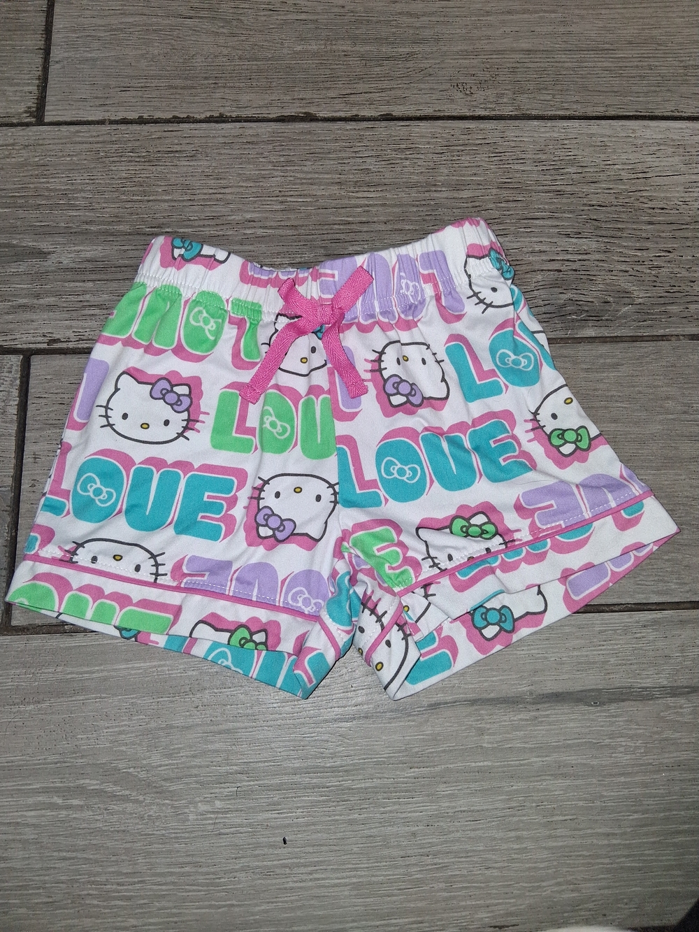 Hello Kitty Multicolor 'LOVE' Pattern Girls Shorts - Pink Bow